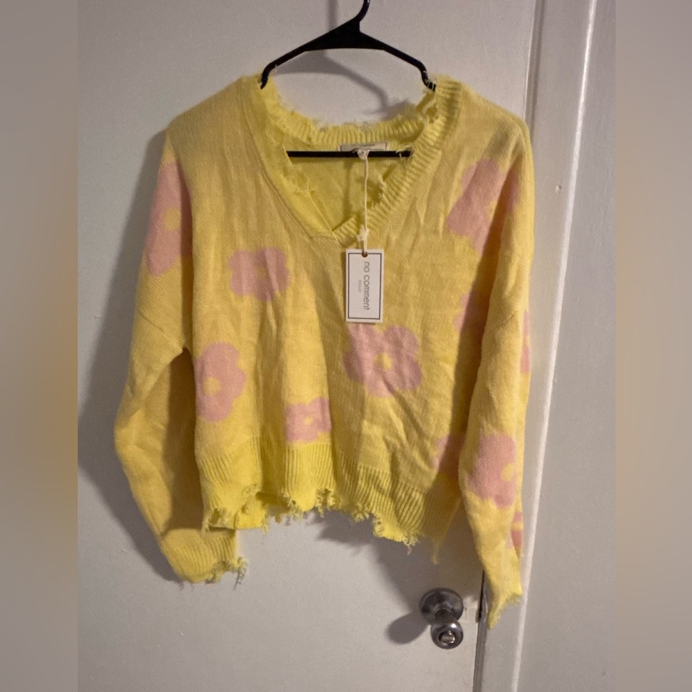NWT No Comment Yellow Floral Distressed Knit Sweater Medium
(985)